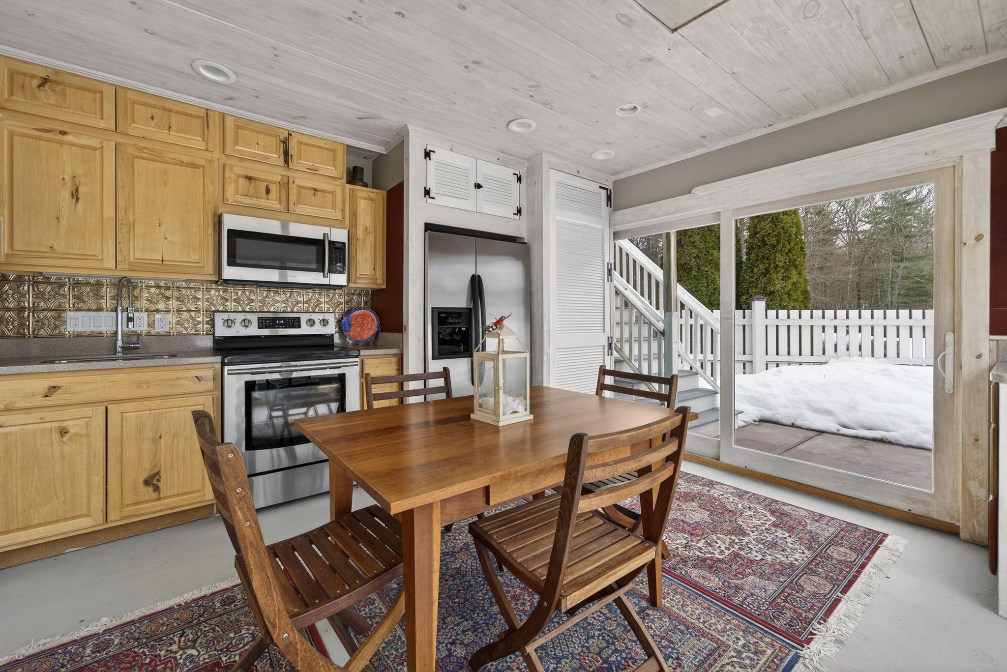 51 Pond St, Newton, NH 03858