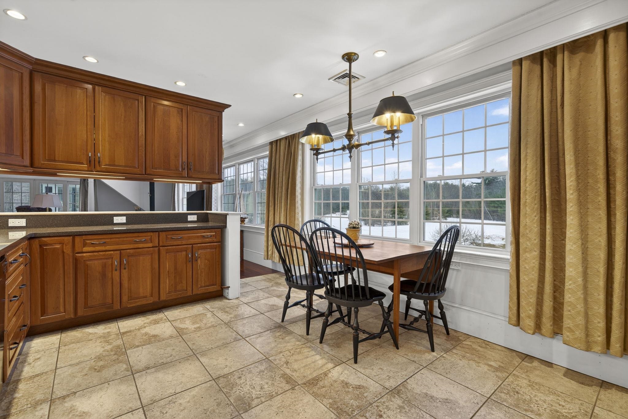 51 Pond St, Newton, NH 03858