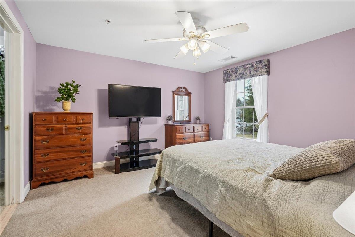 4 Crestview Cir, Londonderry, NH 03053