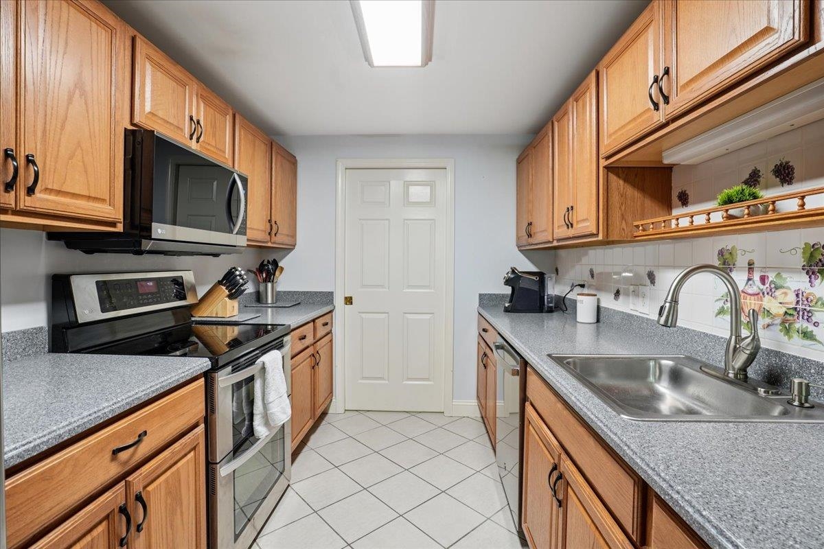 4 Crestview Cir, Londonderry, NH 03053