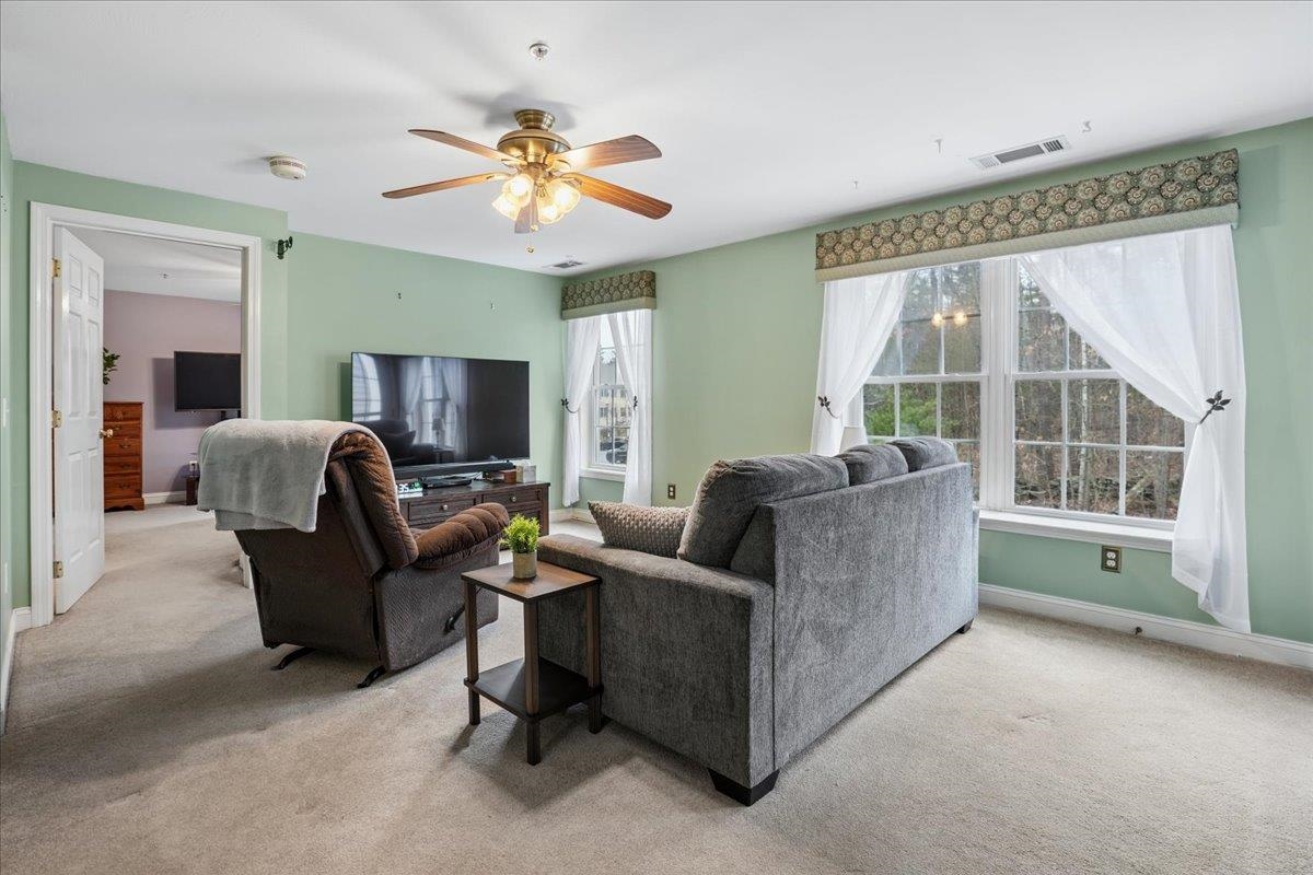 4 Crestview Cir, Londonderry, NH 03053