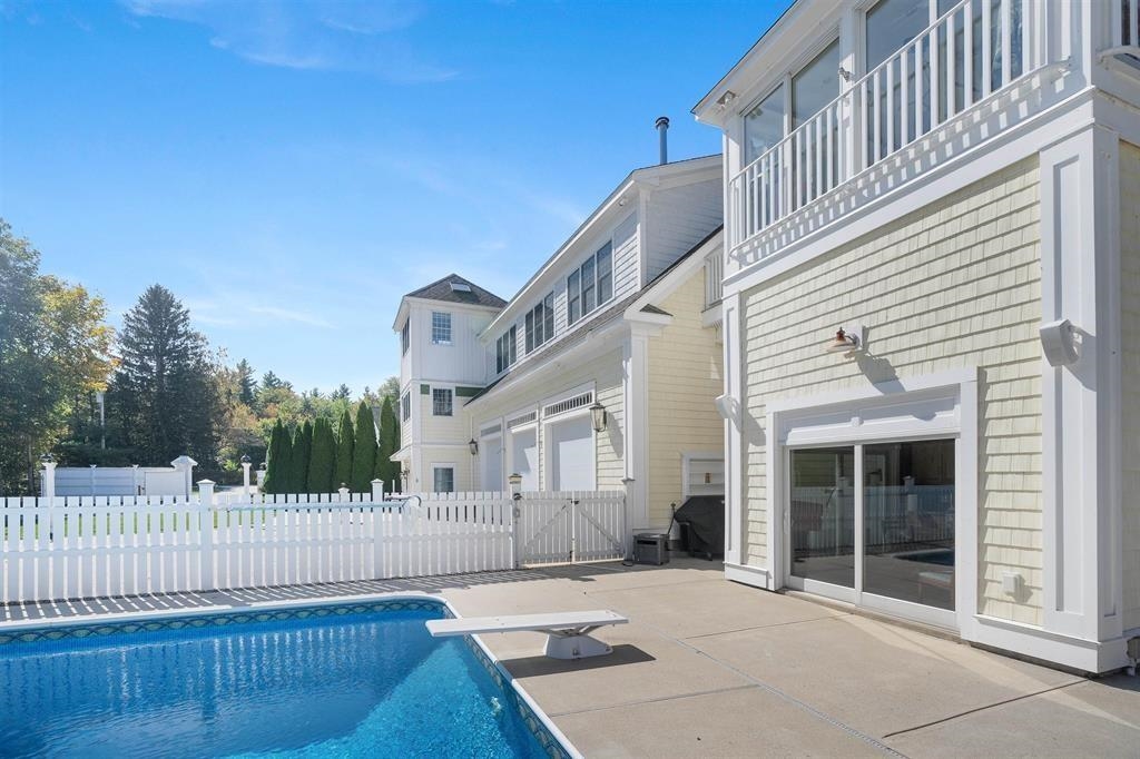 51 Pond St, Newton, NH 03858