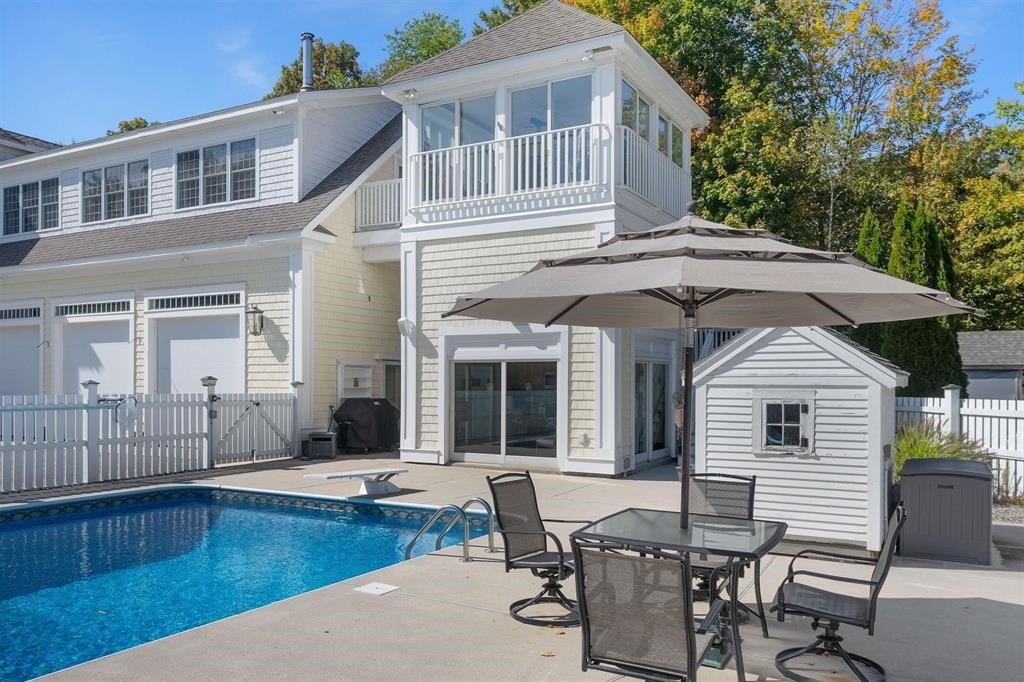 51 Pond St, Newton, NH 03858