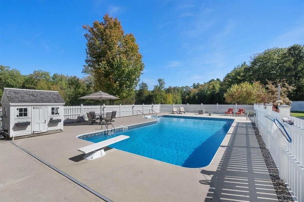 51 Pond St, Newton, NH 03858