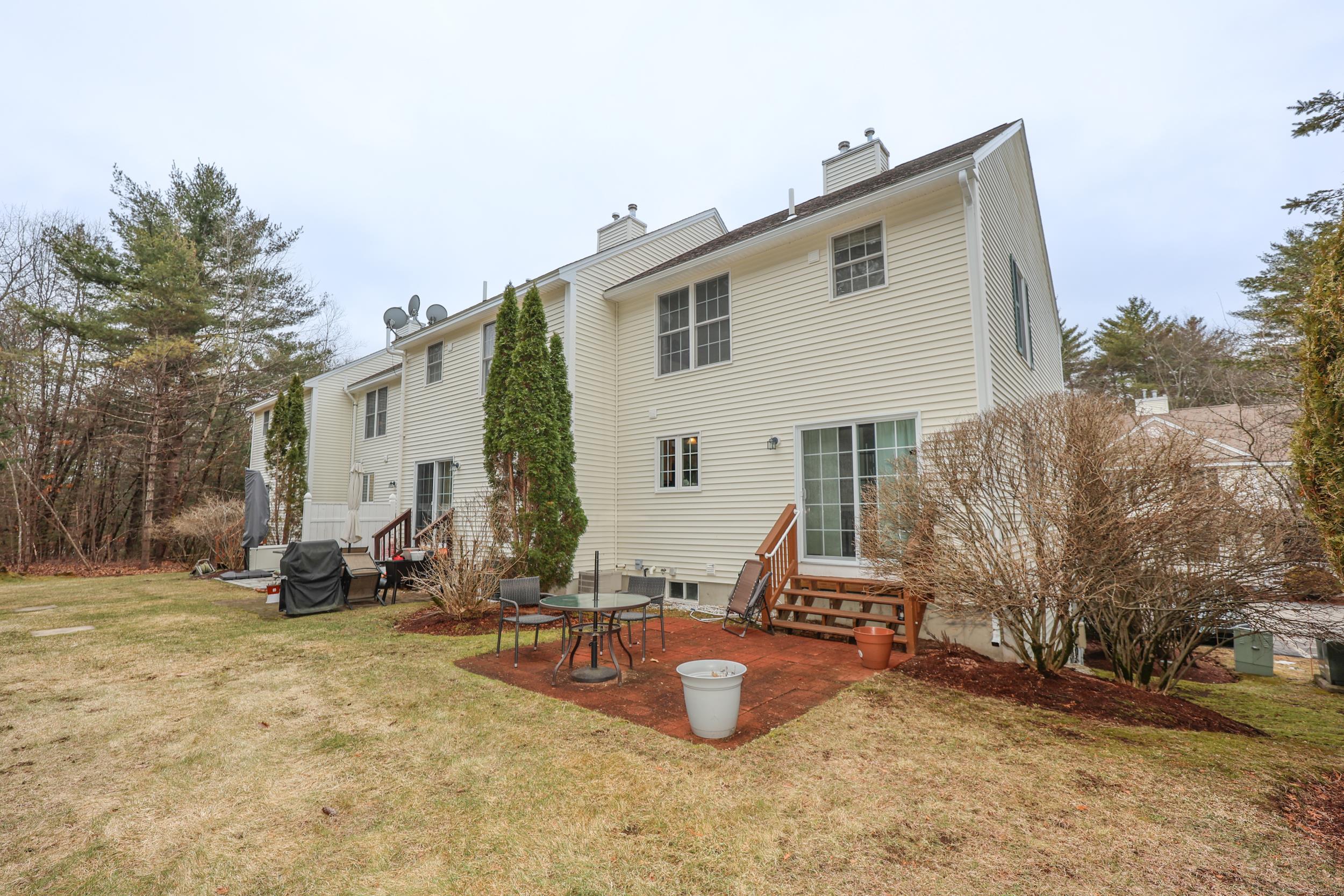 7 Mulberry Ln, Amherst, NH 03031