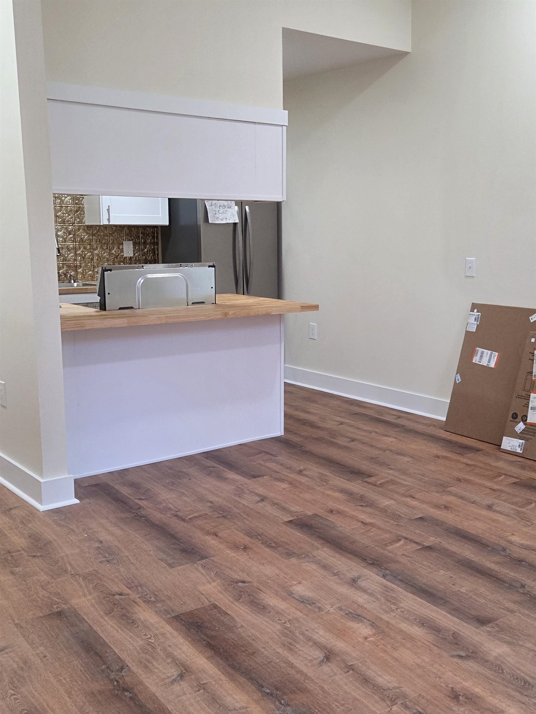 Living Room to Kitchen 24986362