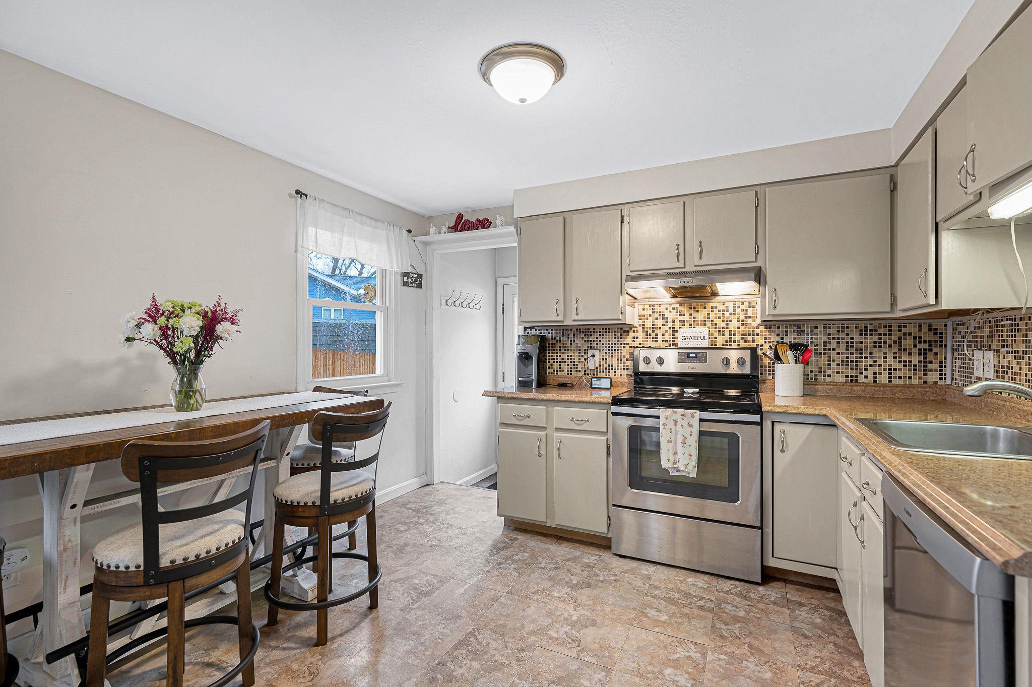 4 Kittery Dr, Nashua, NH 03062