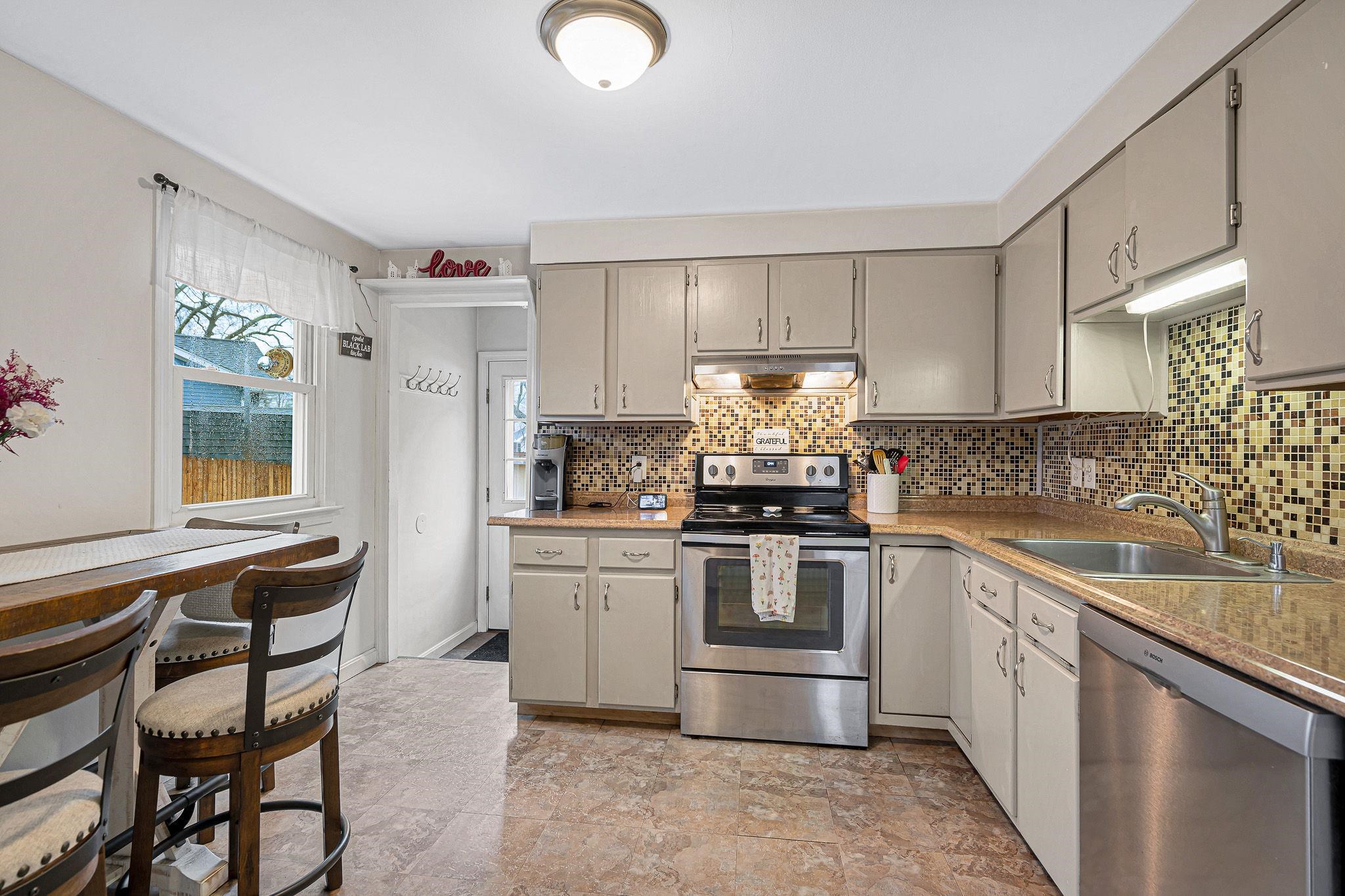 4 Kittery Dr, Nashua, NH 03062