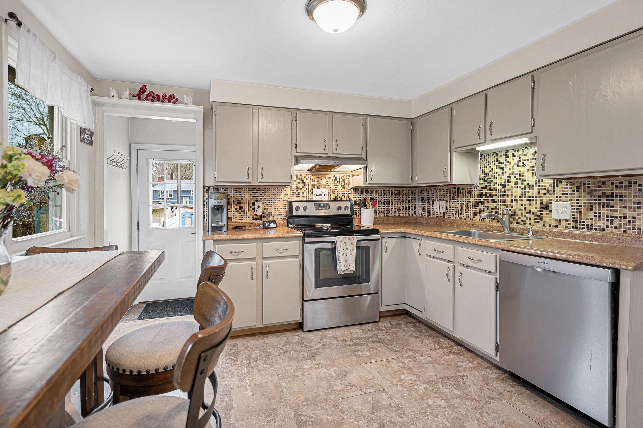 4 Kittery Dr, Nashua, NH 03062