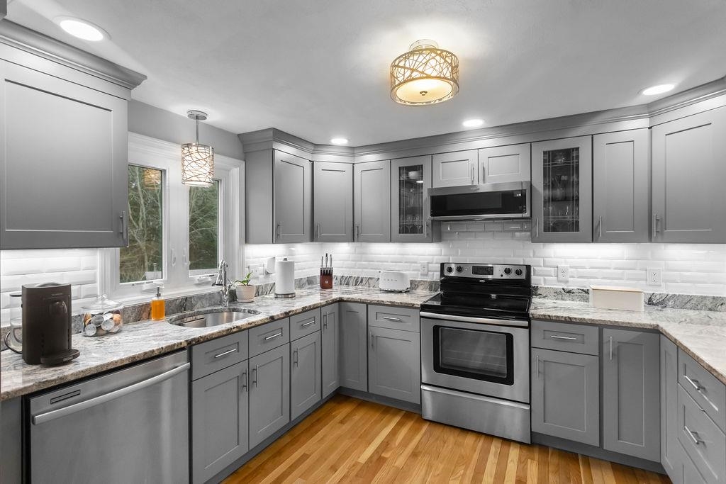 6A Karen Ln, Londonderry, NH 03053