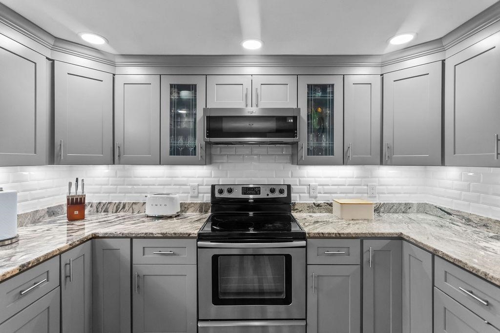 6A Karen Ln, Londonderry, NH 03053