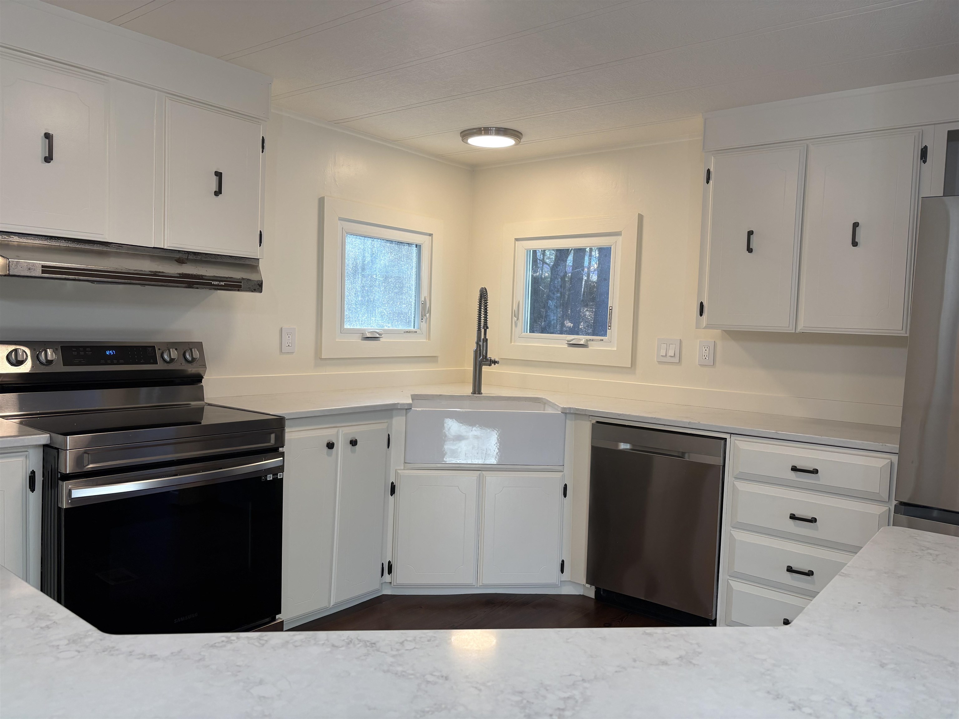 15 Edgewood Dr, Hopkinton, NH 03229