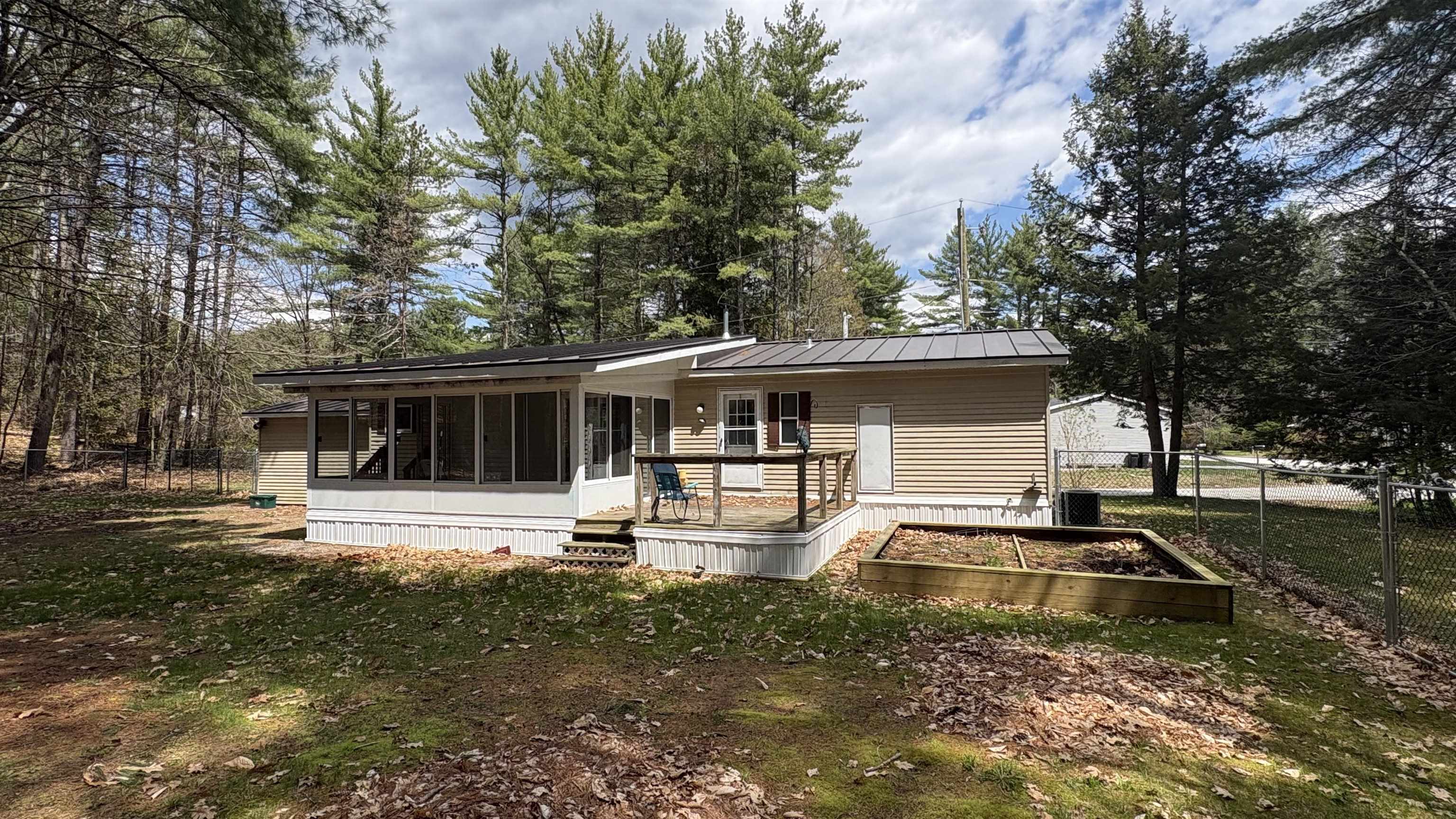15 Edgewood Dr, Hopkinton, NH 03229
