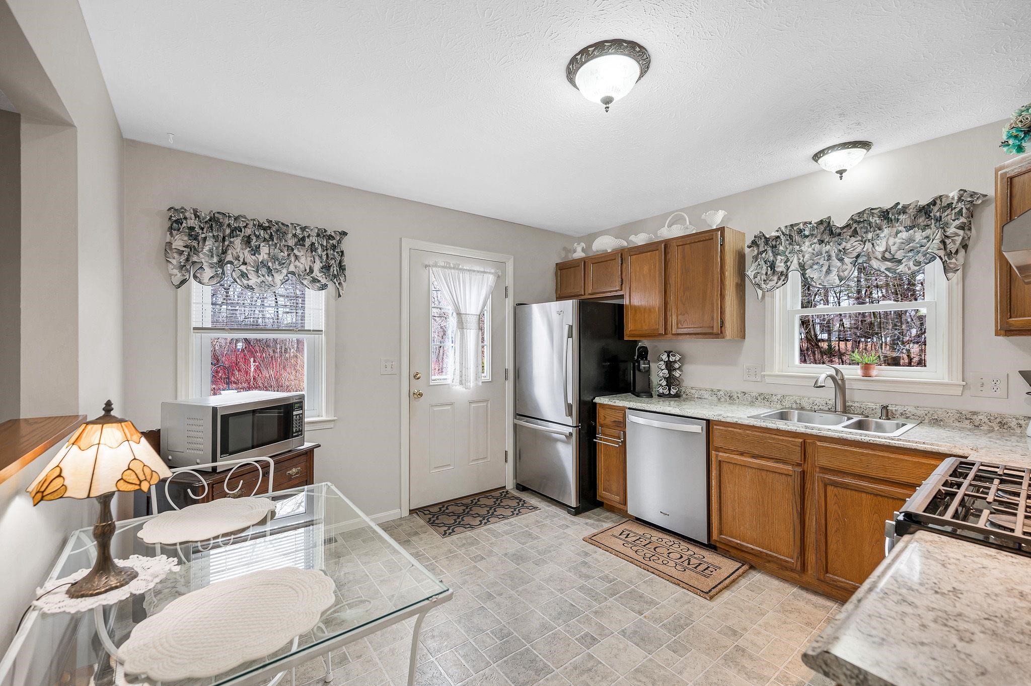 11 Linden St, Hudson, NH 03051