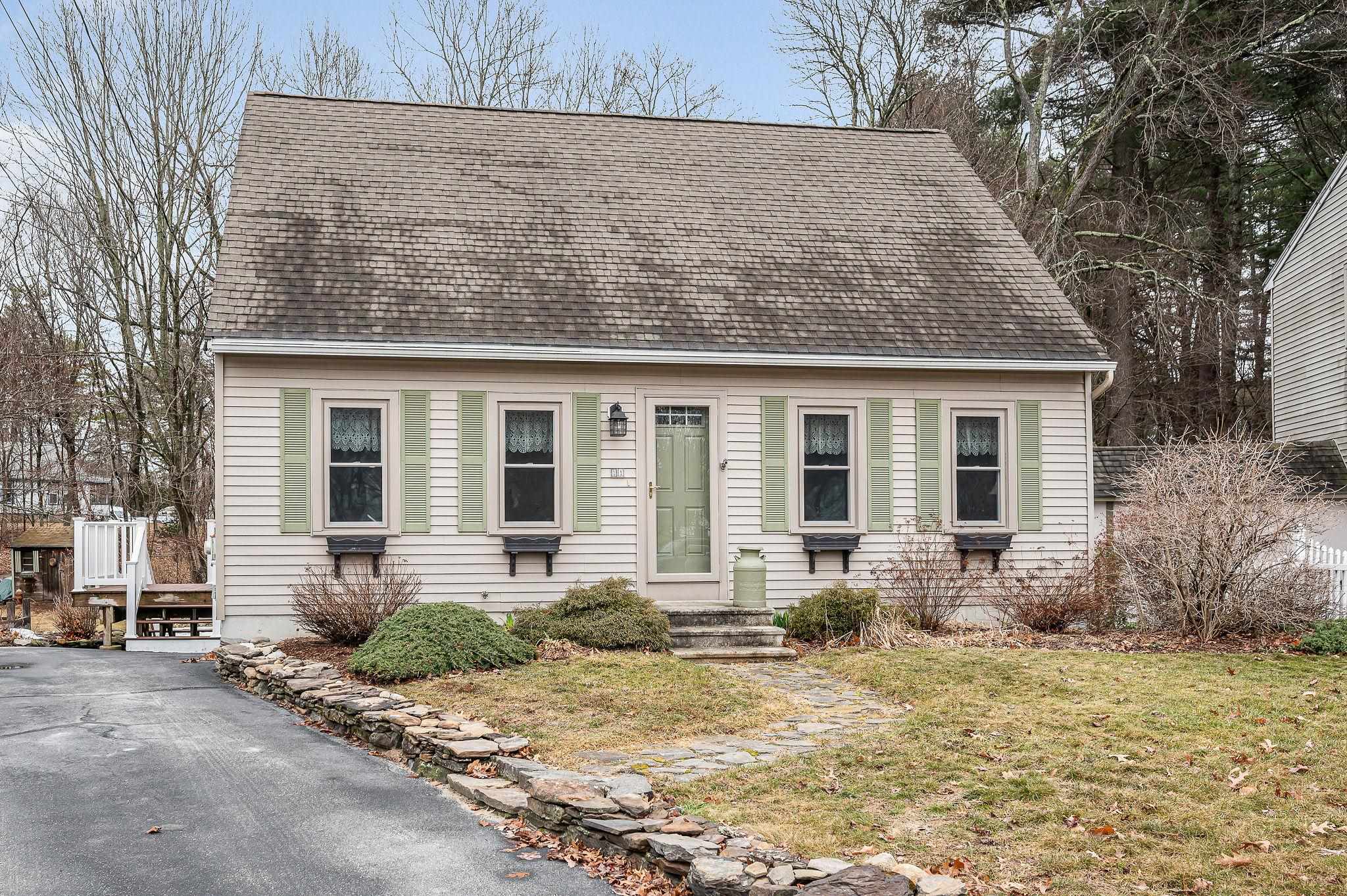 11 Linden St, Hudson, NH 03051