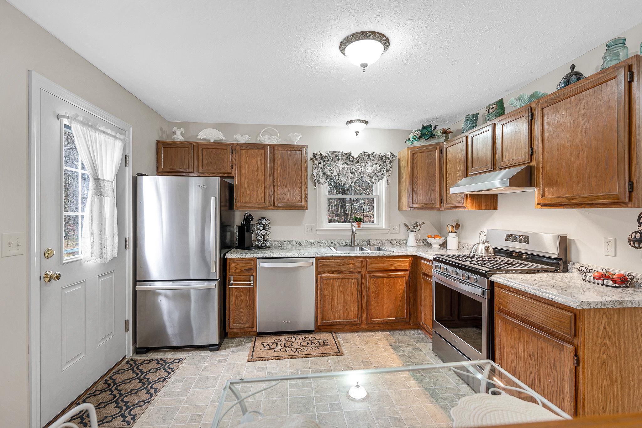 11 Linden St, Hudson, NH 03051