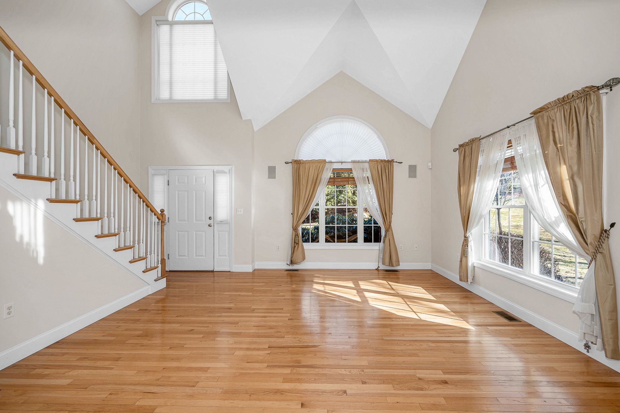 2 Prestwick Trl, Nashua, NH 03062