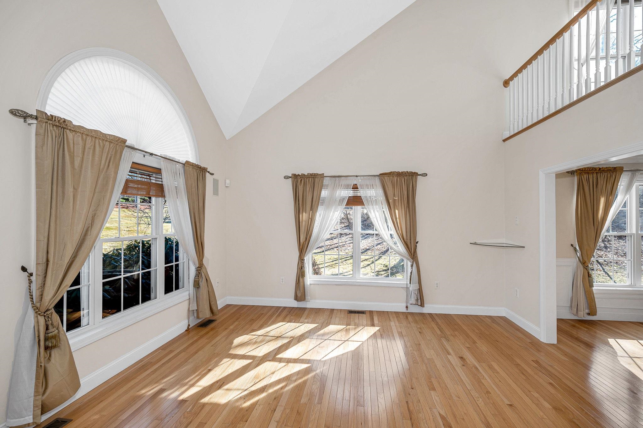 2 Prestwick Trl, Nashua, NH 03062