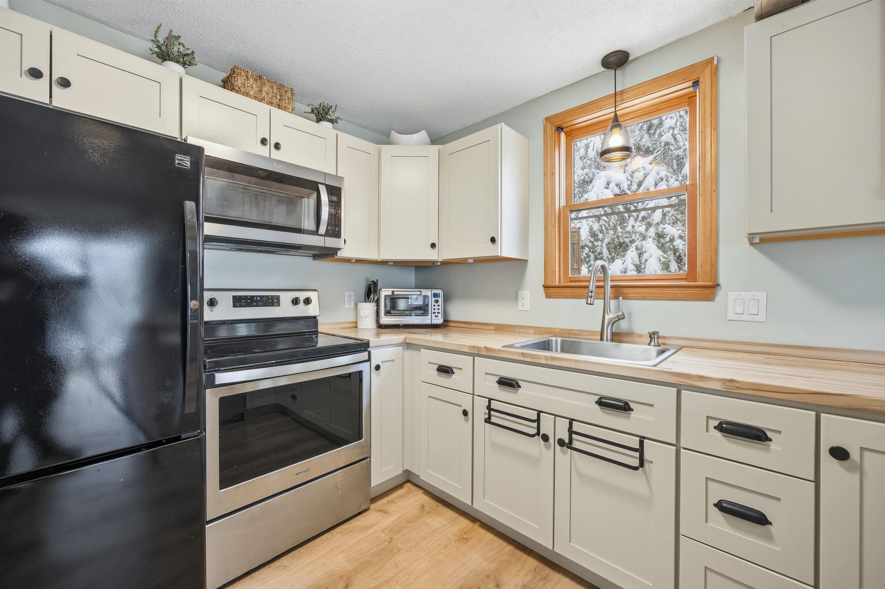 19 Jungfrau Rd, Madison, NH 03849-5651