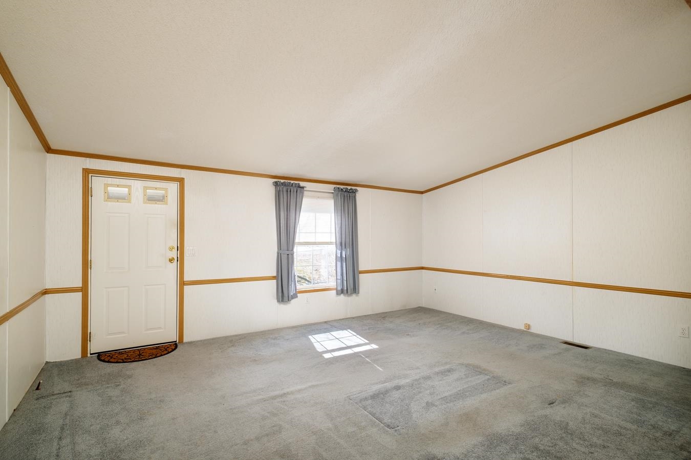 2 Sagamore Ln, Rochester, NH 03867