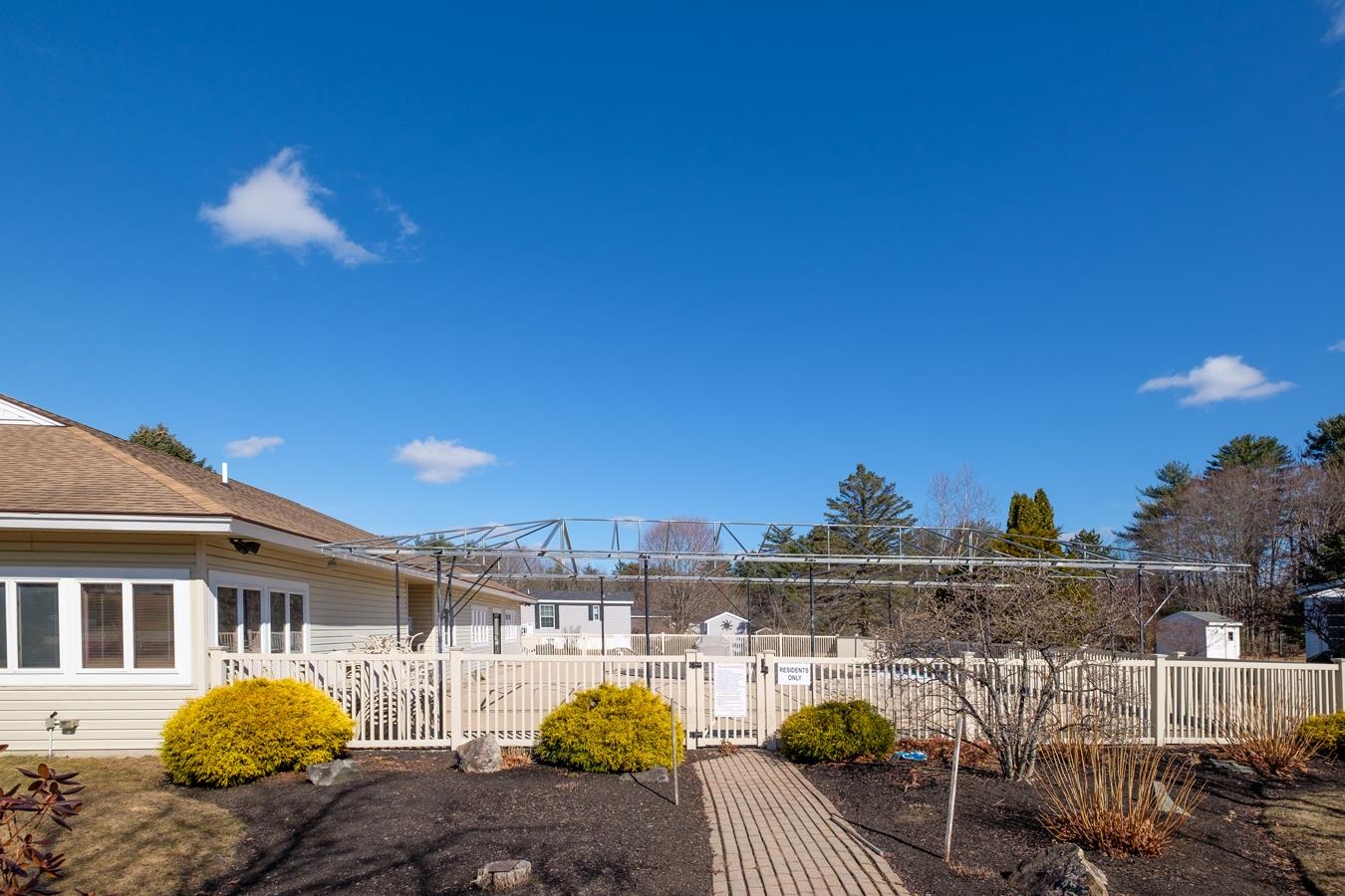 2 Sagamore Ln, Rochester, NH 03867