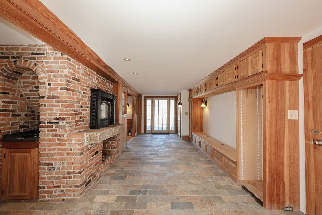 1 Cemetery Rd, New Boston, NH 03070