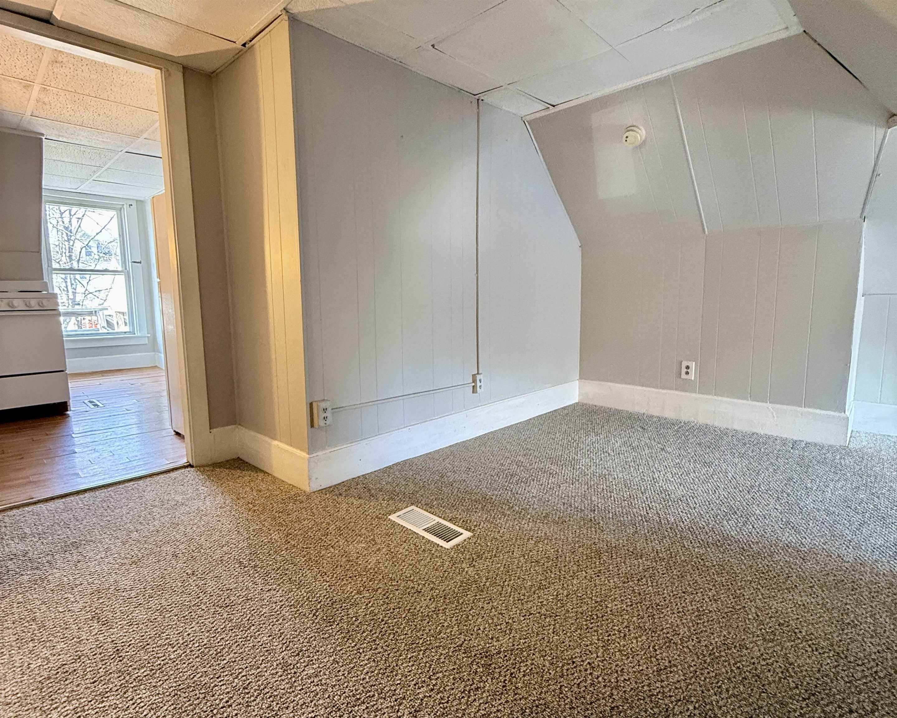 5 Griffin St, Derry, NH 03038