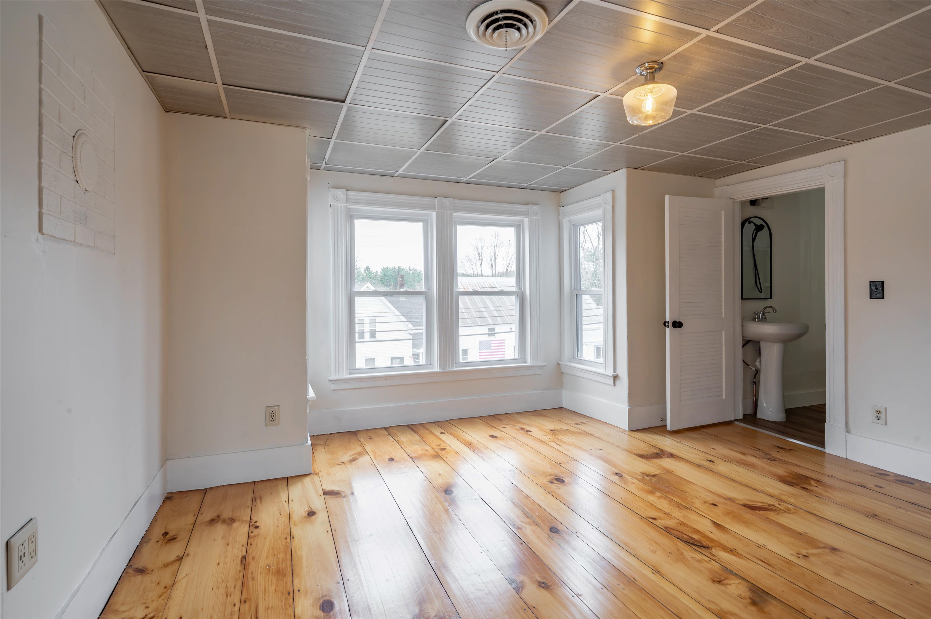 46 Depot St, Belmont, NH 03220