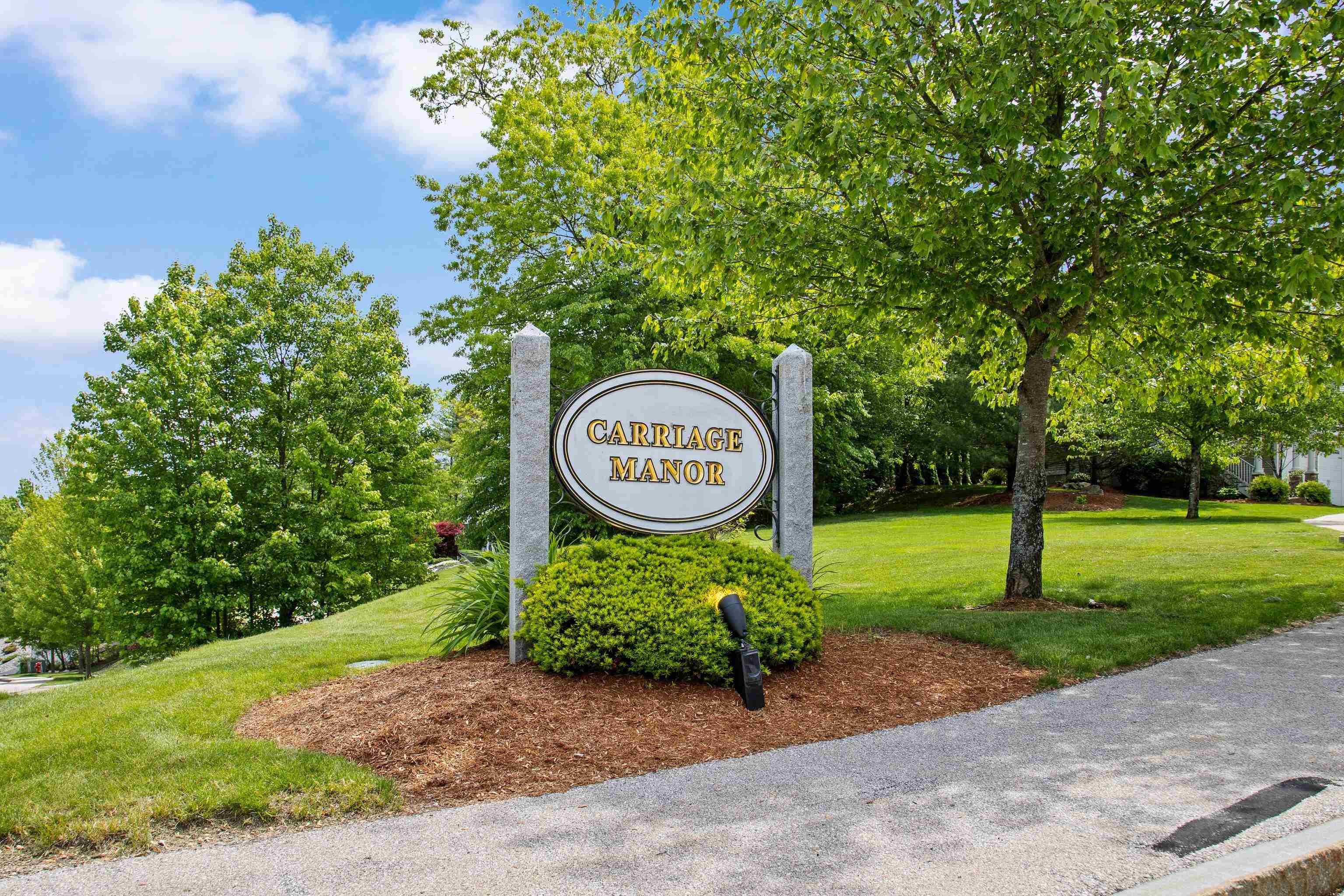 14 Manor Dr, Hooksett, NH 03106