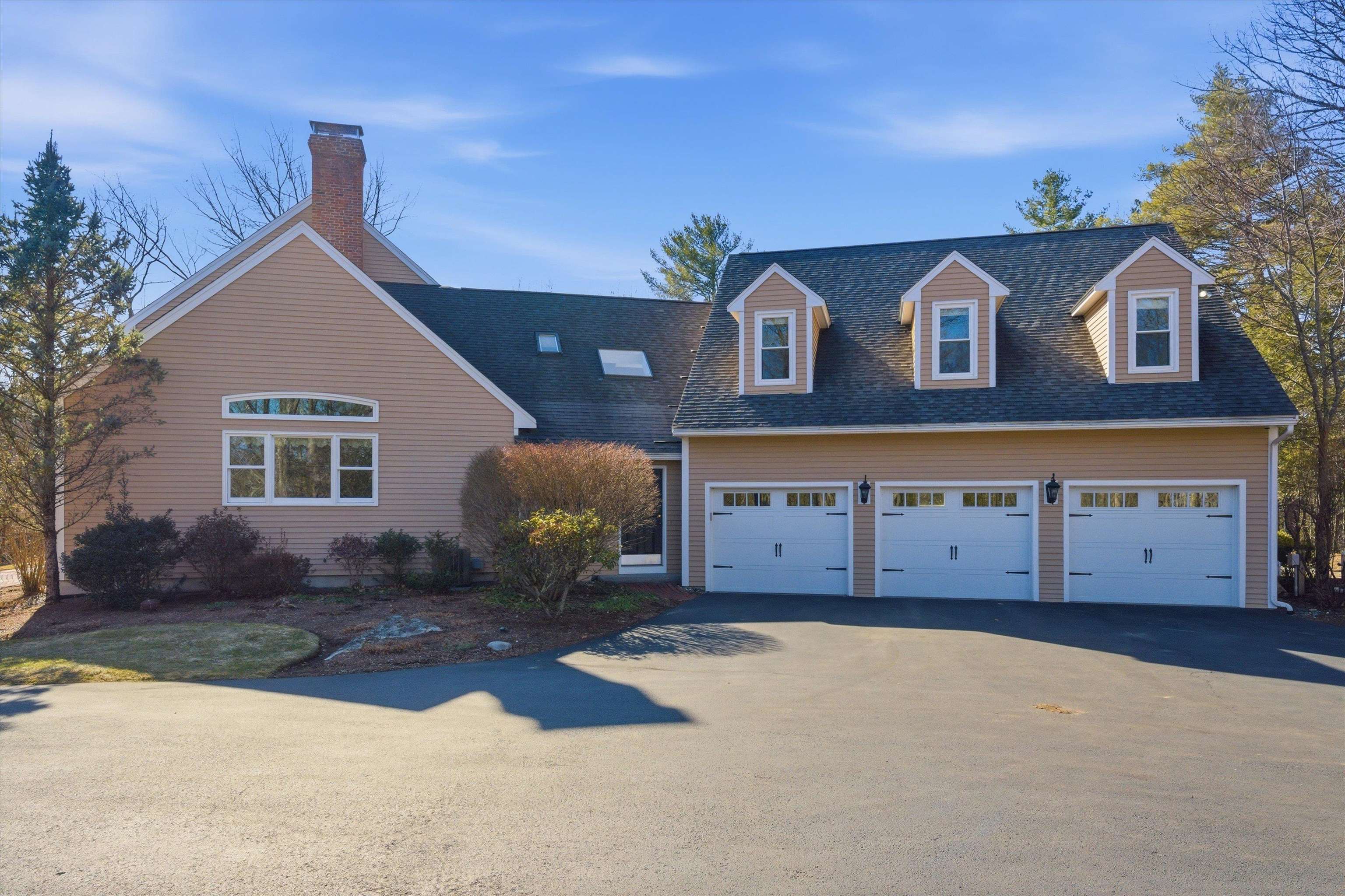 12 Village Woods Dr, Amherst, NH 03031