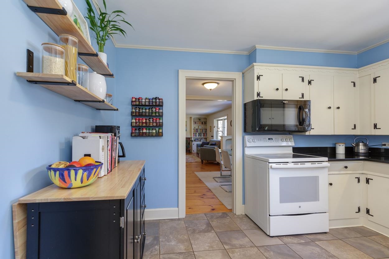 82 Penacook Rd, Hopkinton, NH 03229