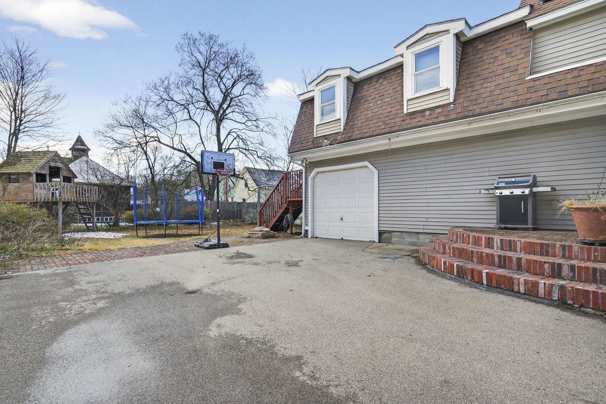 31 Lincoln Ave, Nashua, NH 03060