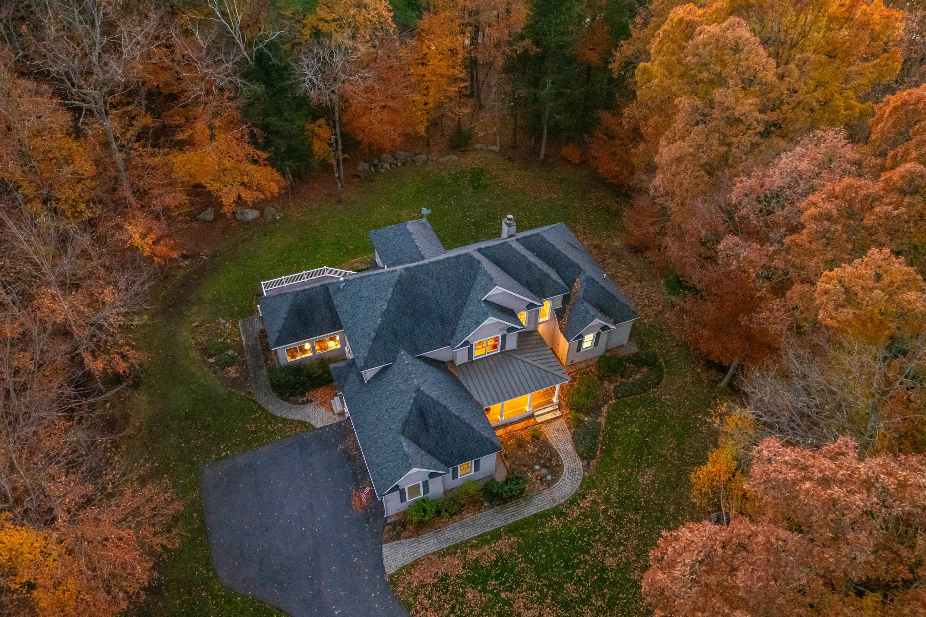 27 Abenaukee Dr, Wolfeboro, NH 03894