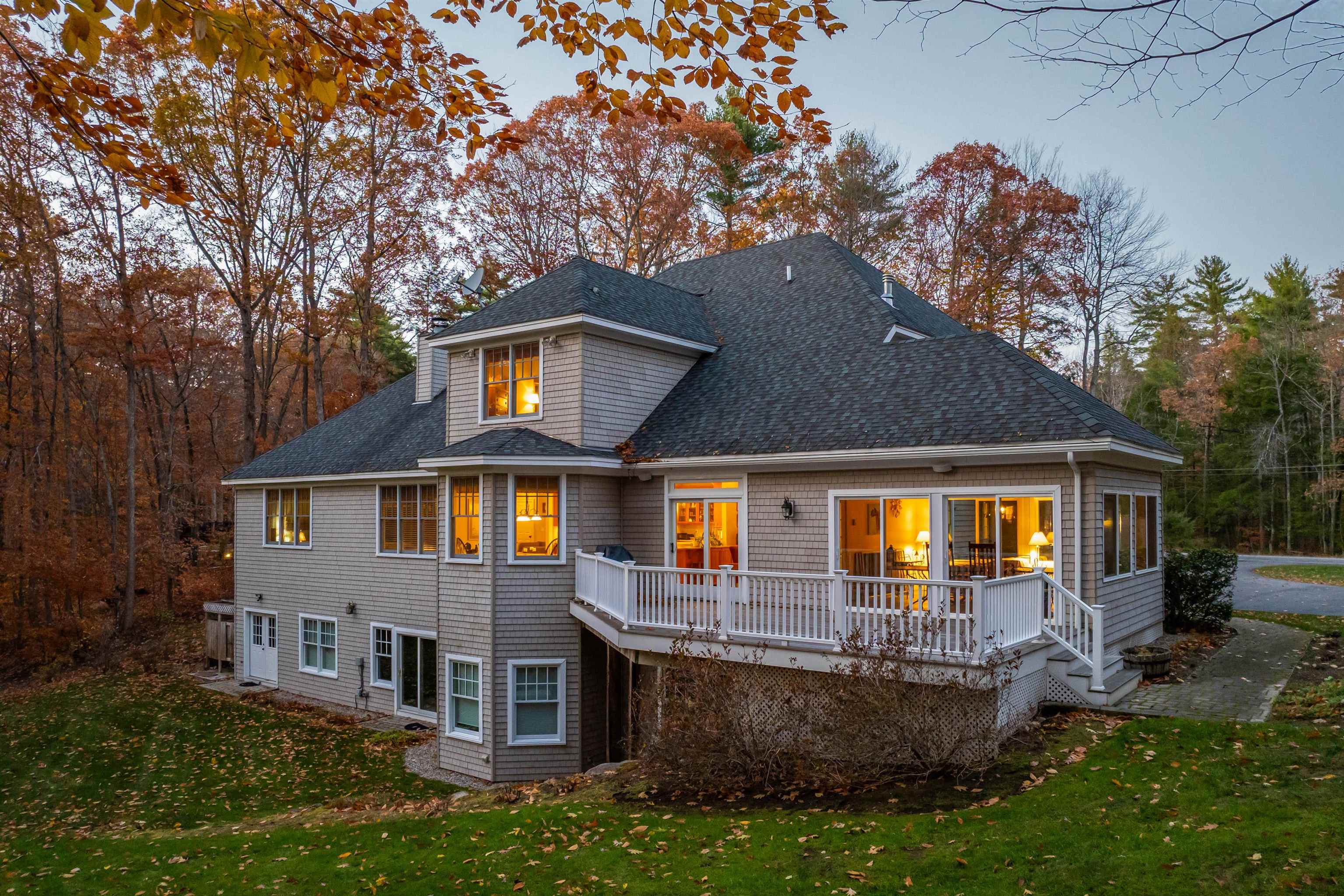 27 Abenaukee Dr, Wolfeboro, NH 03894