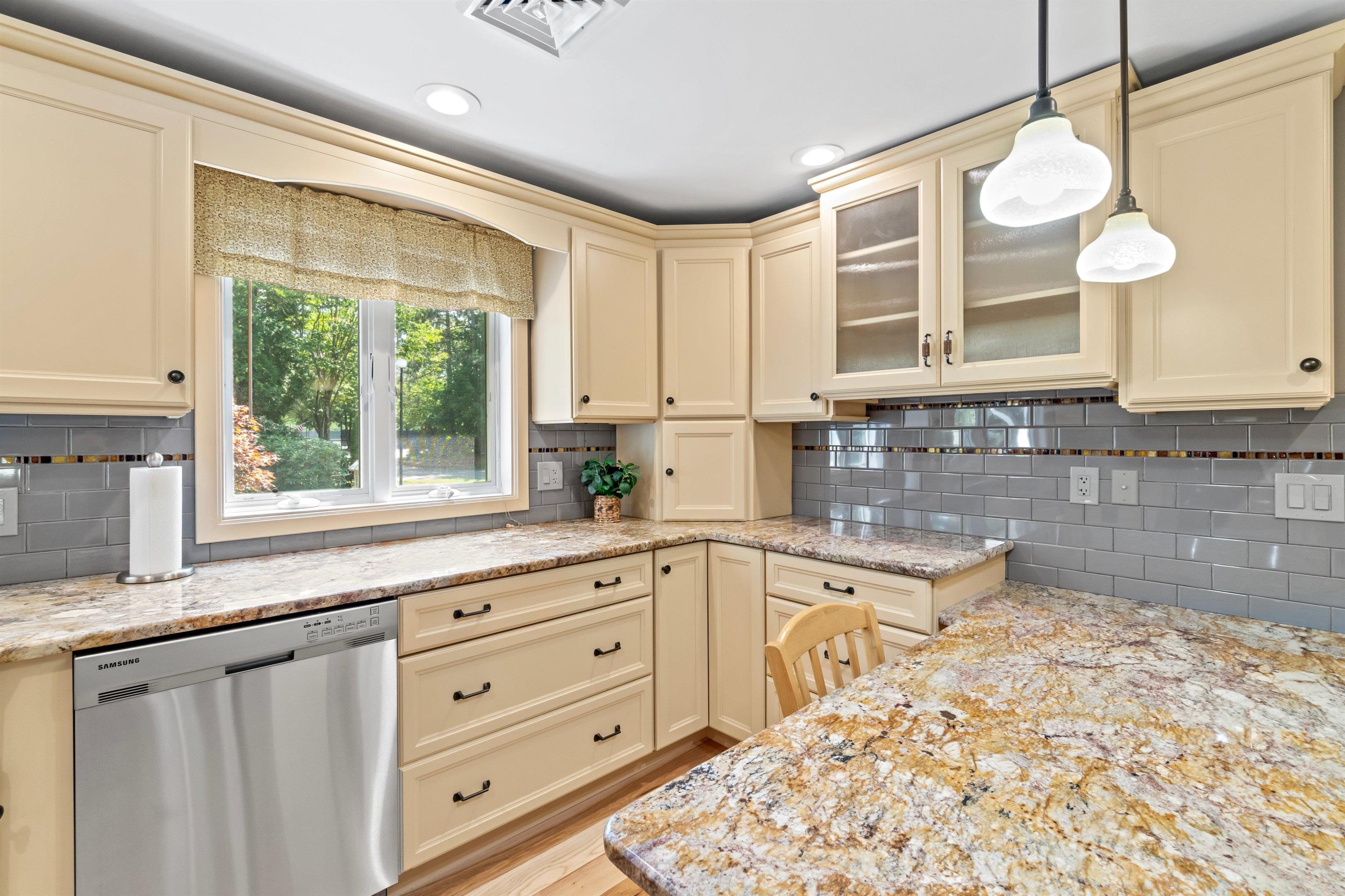 40 Walden Pond Dr, Nashua, NH 03064