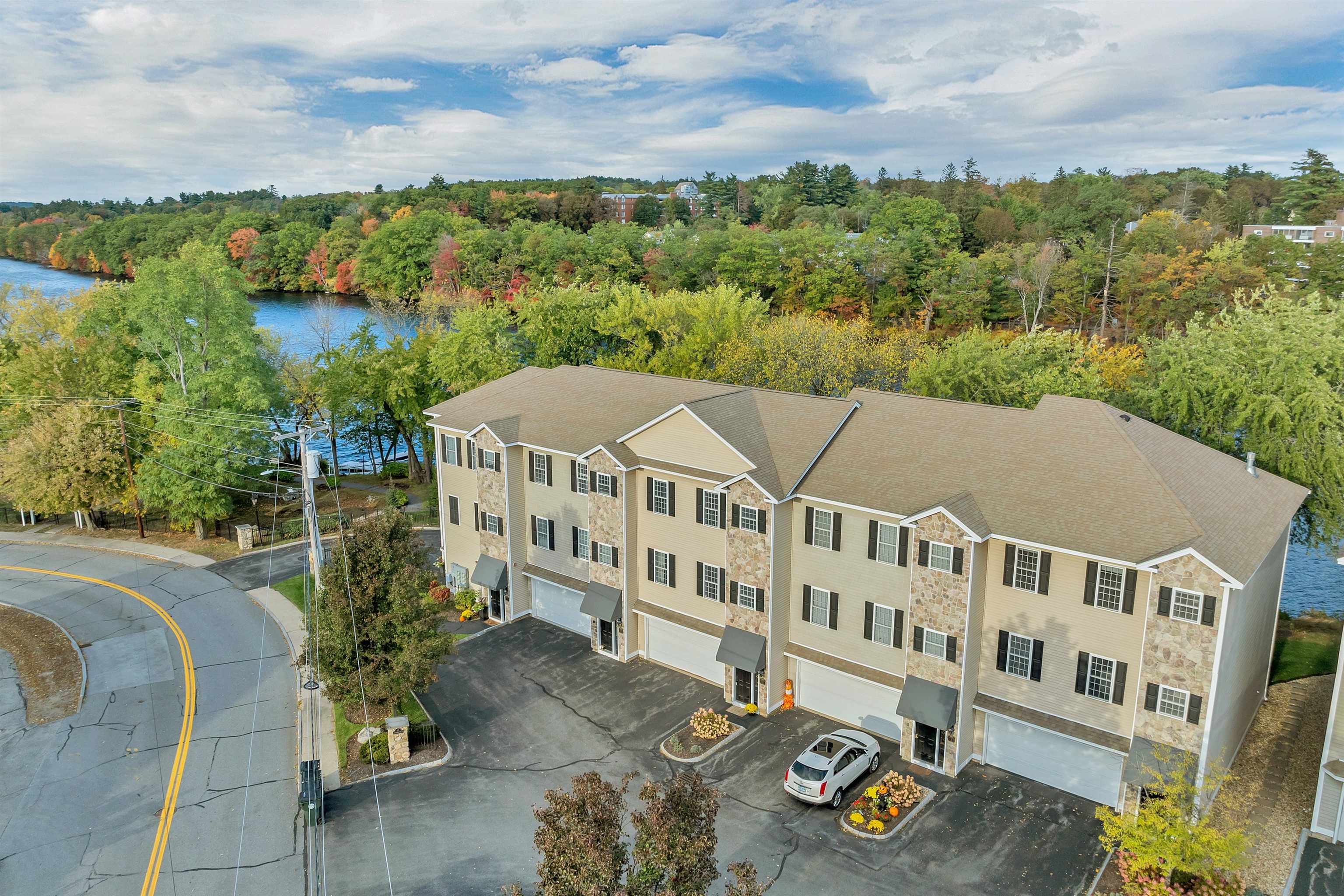 17 River Front Dr, Manchester, NH 03102