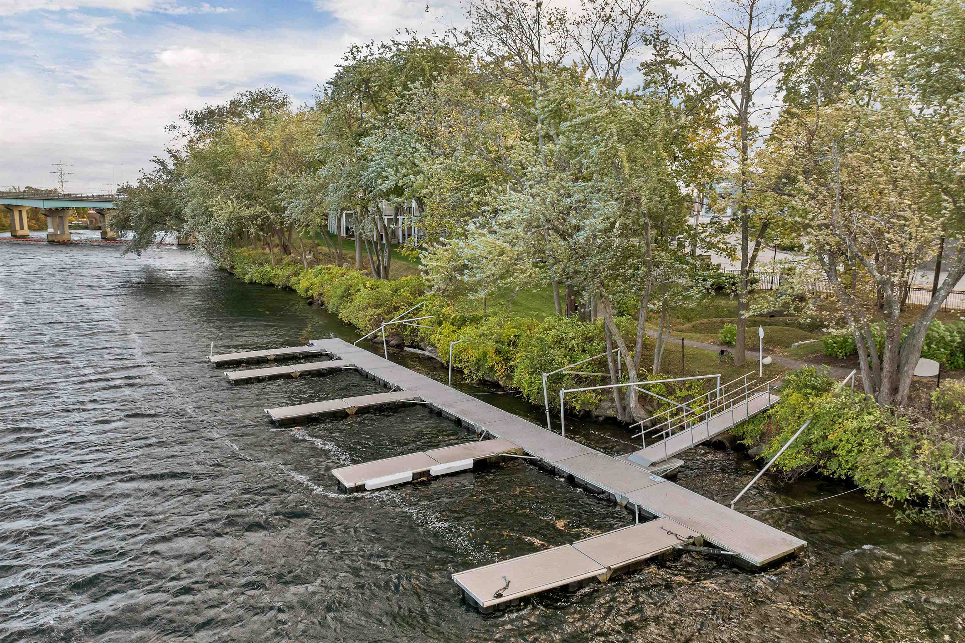 17 River Front Dr, Manchester, NH 03102