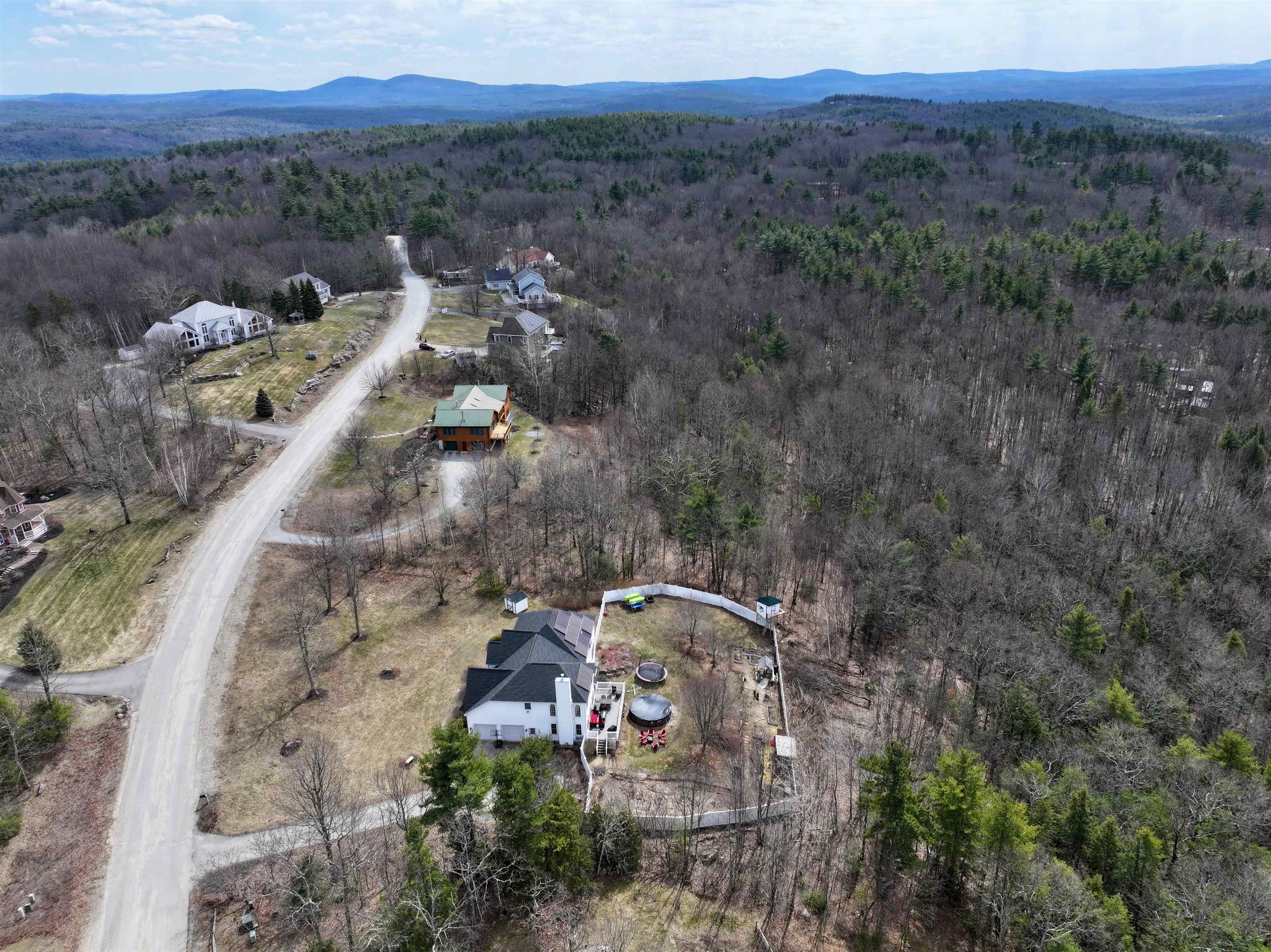 115 Roosevelt Rd, Weare, NH 03281