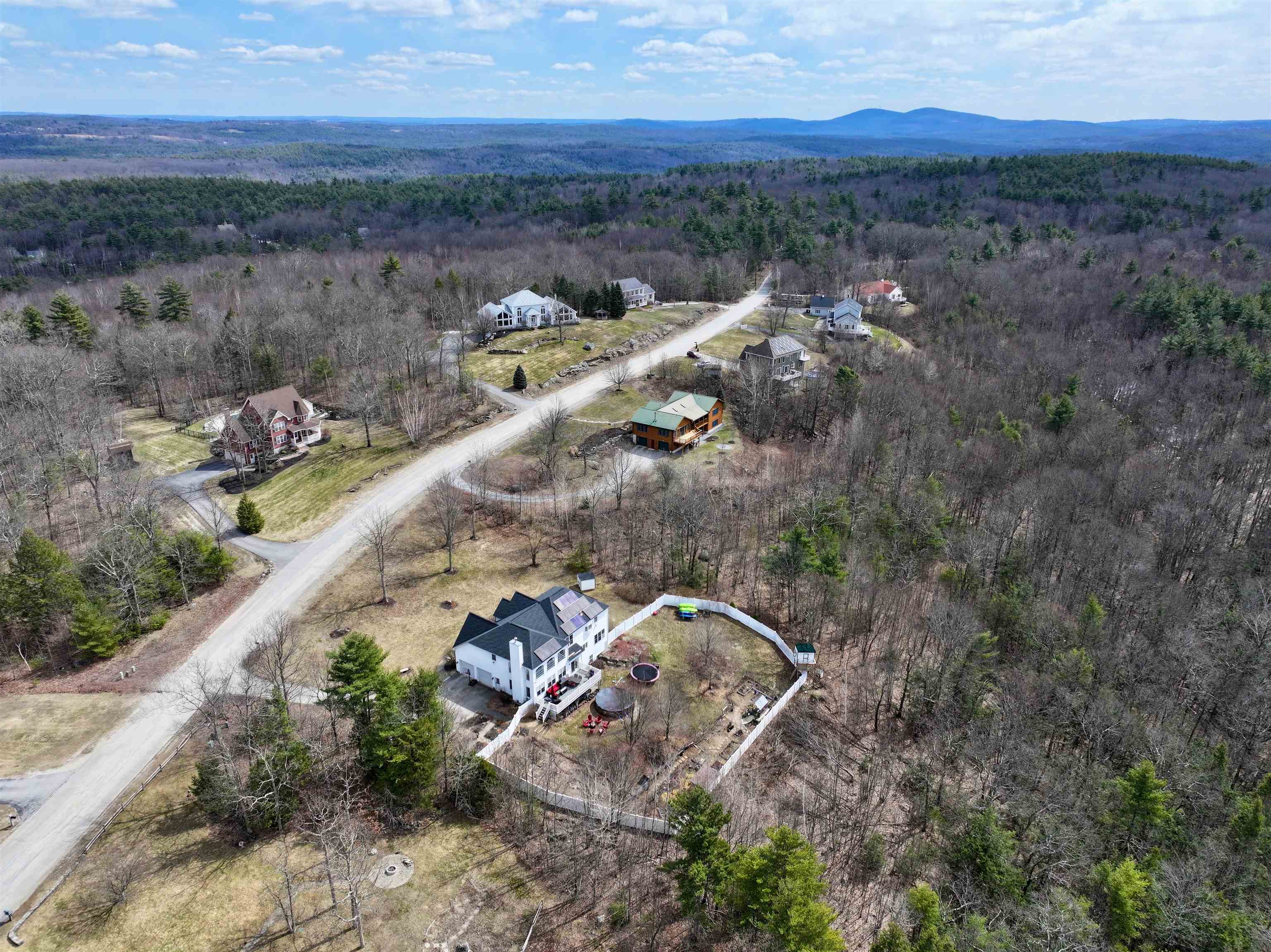 115 Roosevelt Rd, Weare, NH 03281