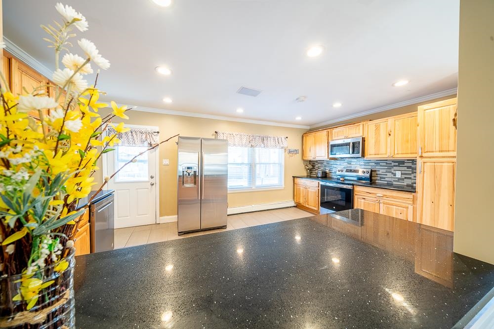 75 Hall Rd, Londonderry, NH 03053