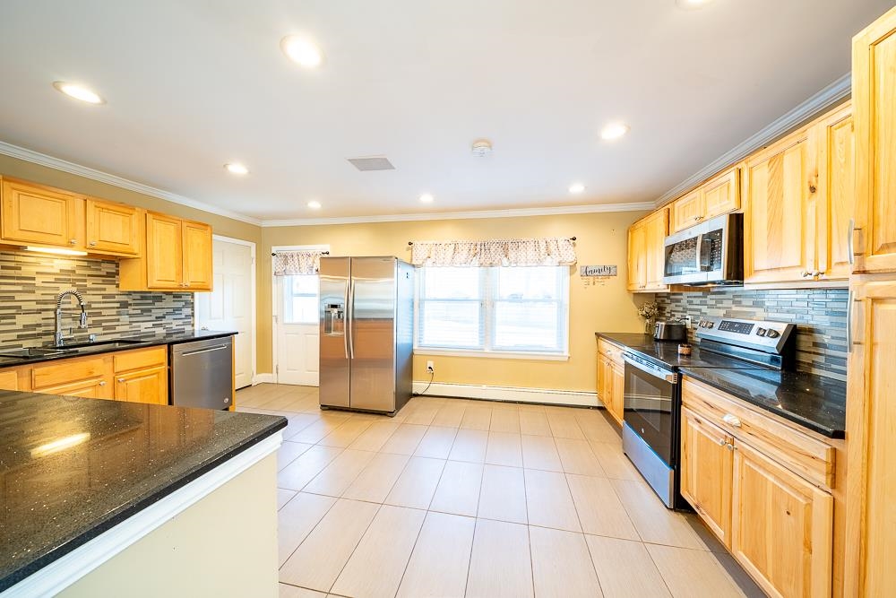 75 Hall Rd, Londonderry, NH 03053