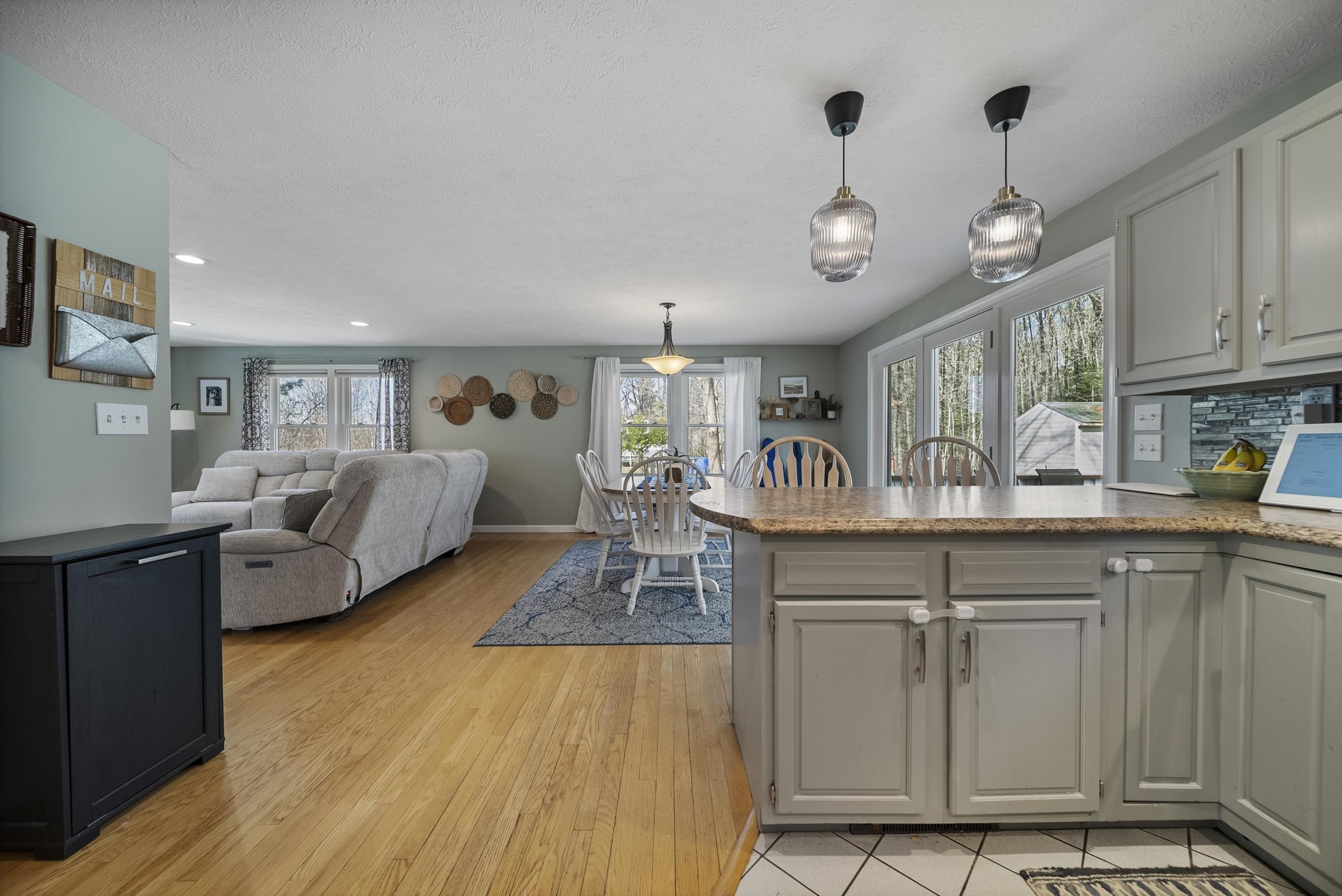 916 River Rd, Weare, NH 03281