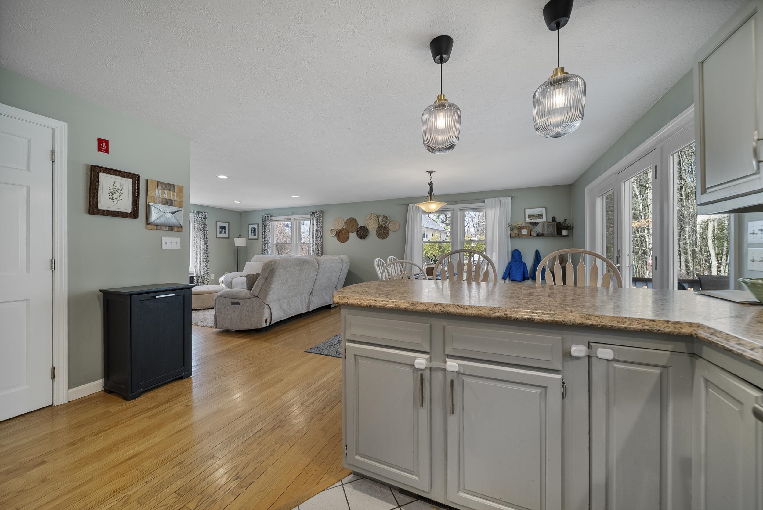 916 River Rd, Weare, NH 03281