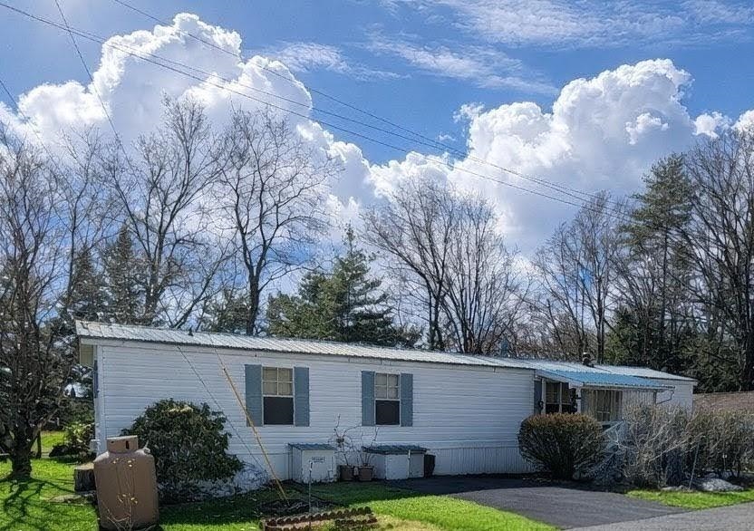 16 Harbourt Dr, Winchester, NH 03470