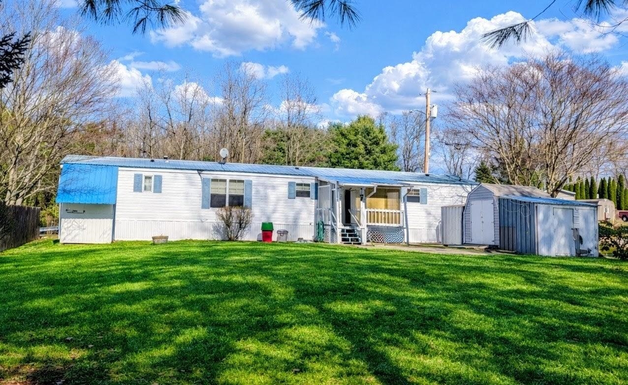 16 Harbourt Dr, Winchester, NH 03470