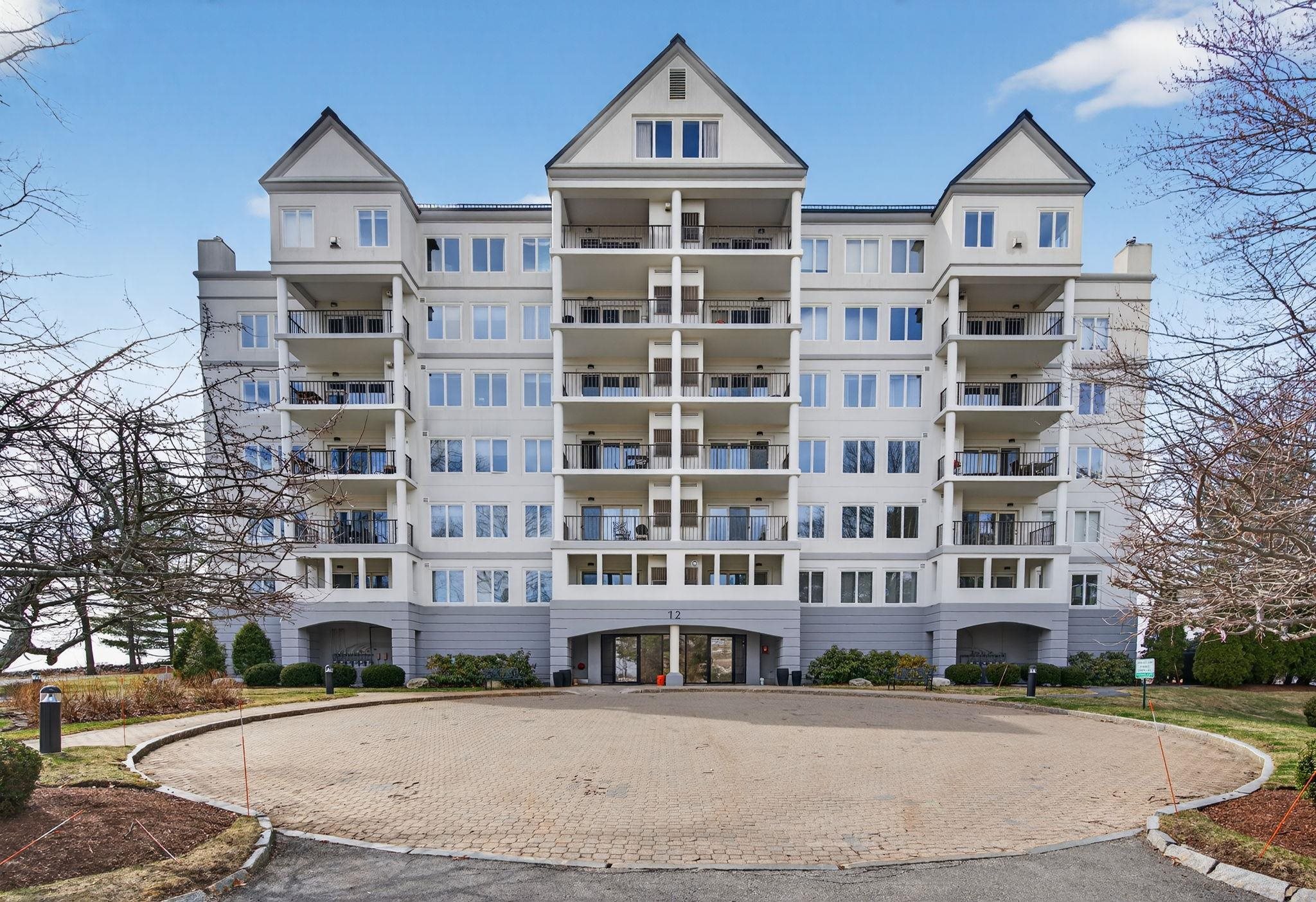 12 Mountain Laurels Dr, Nashua, NH 03062