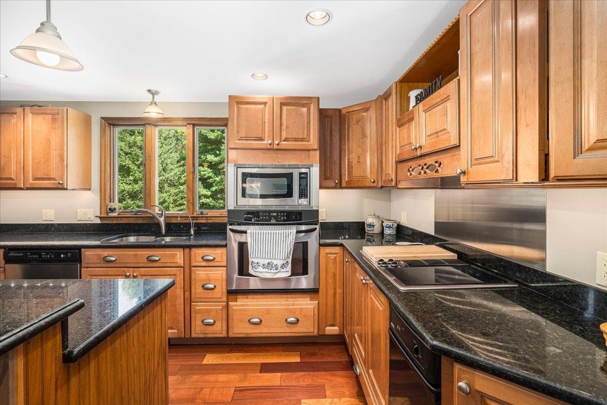 9 County Rd, Windham, NH 03087