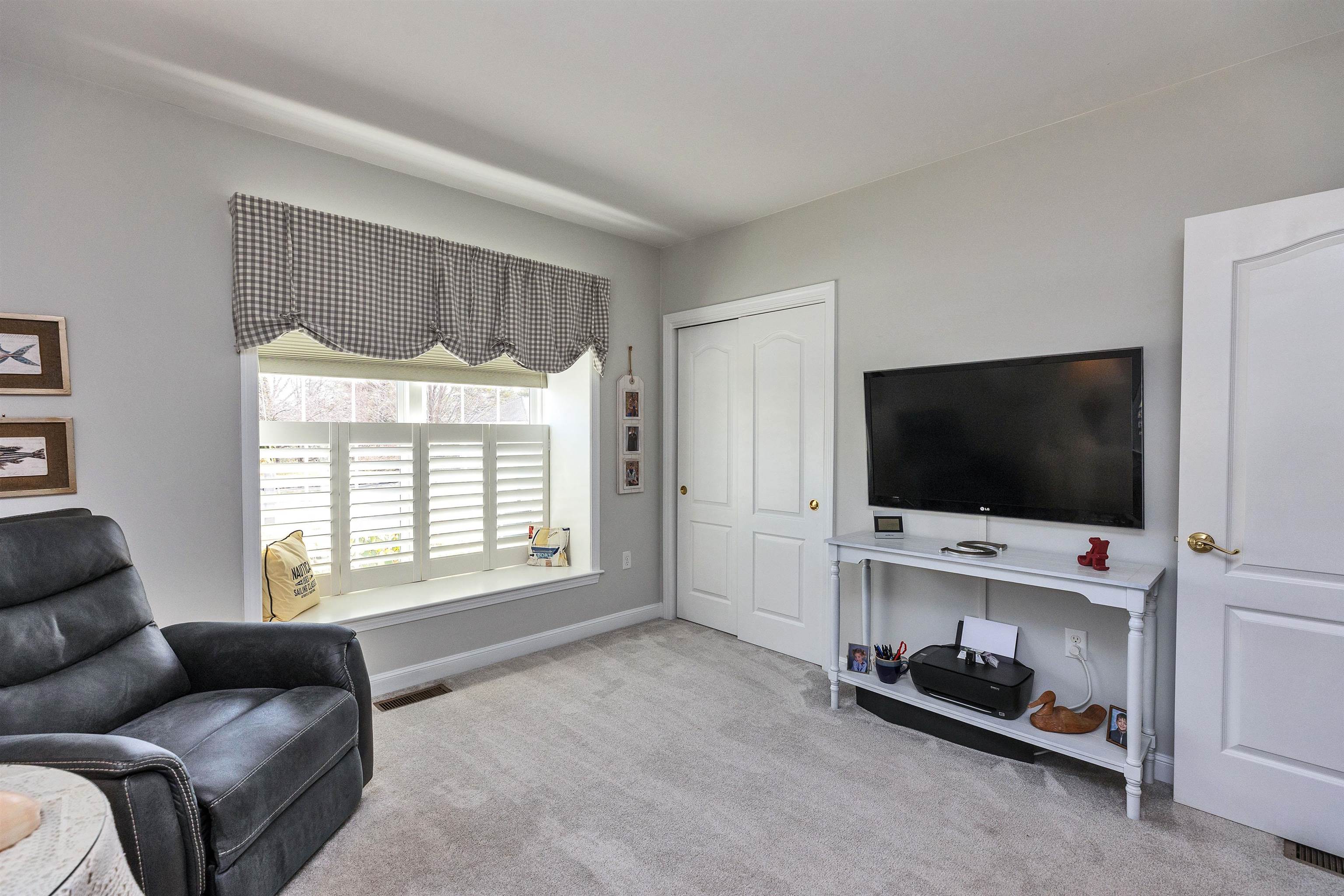 280 Sylvan Ln, Manchester, NH 03102