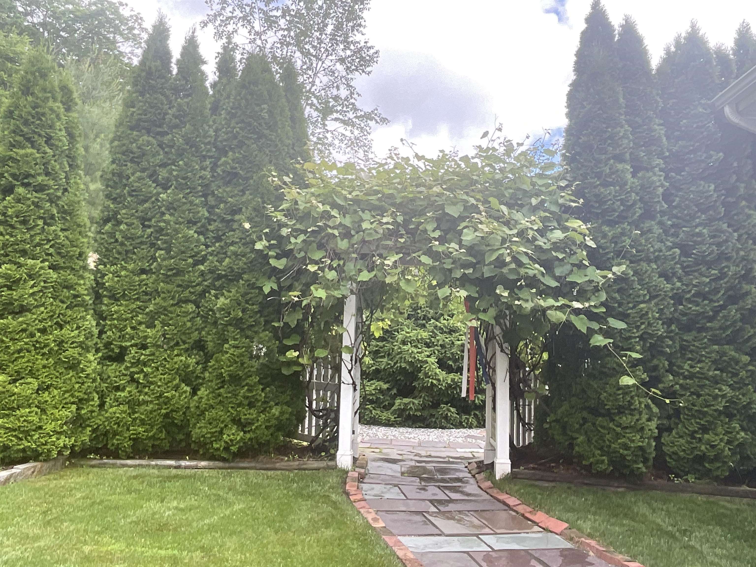 280 Sylvan Ln, Manchester, NH 03102