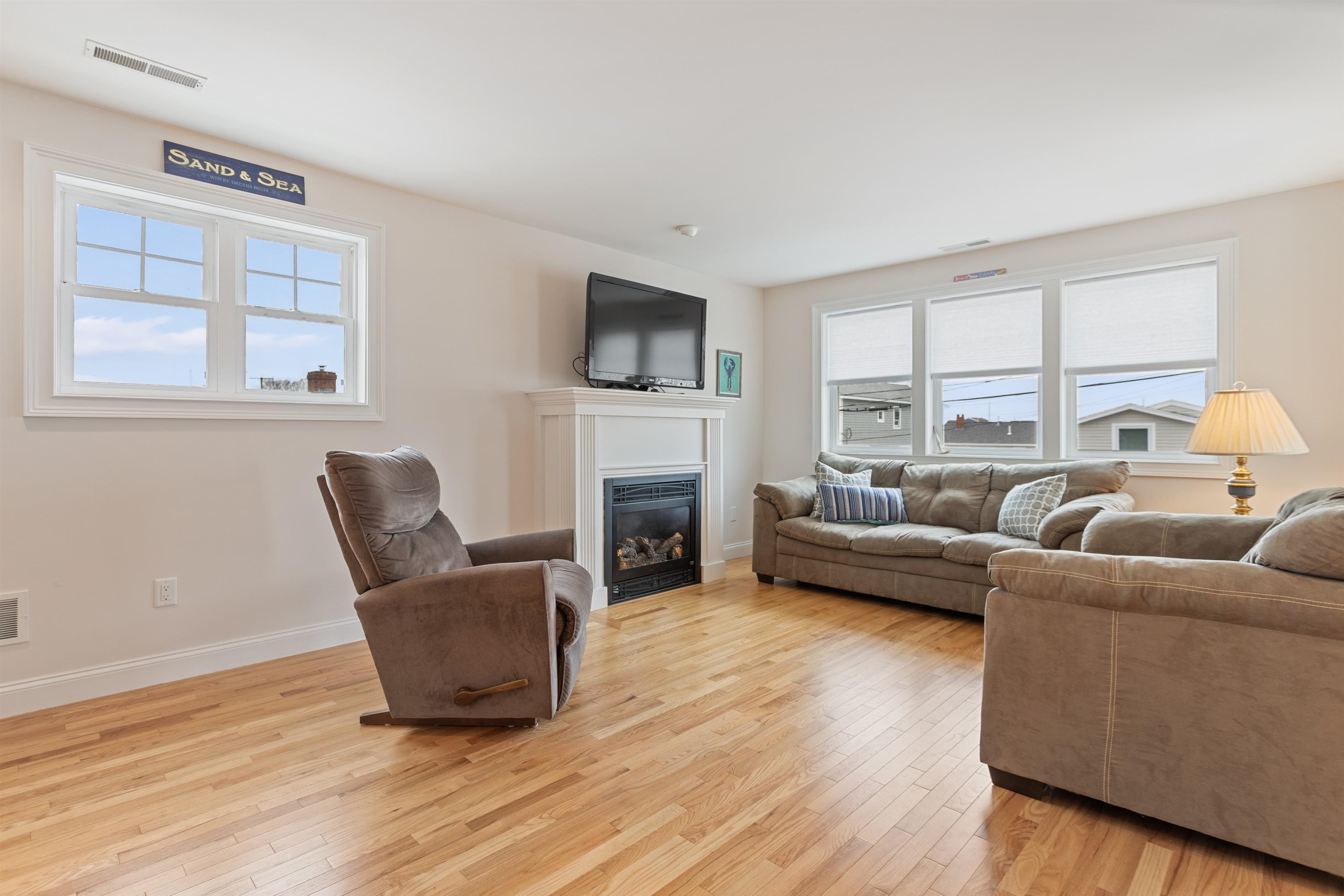 5 Fellows Ave, Hampton, NH 03842